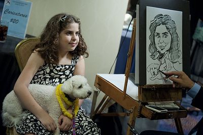 Художник рисует портрет 9-летней Мишель Харрисон и ее собаки Пенни